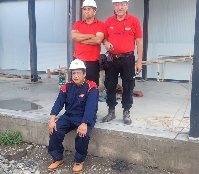 Equipo de técnicos certificados de Servicoop Energía en obra