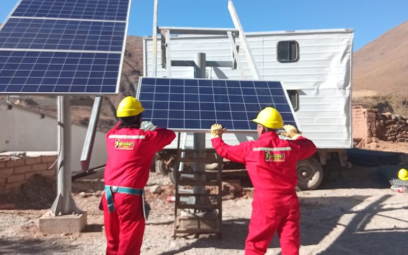 Instalación de paneles solares PERMER en la puna salteña