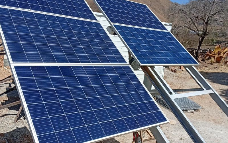 Array de paneles solares — Campamento Vialidad (2957 msnm)