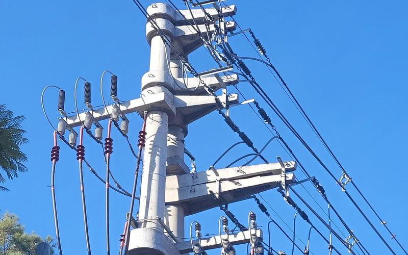 Poste de media tensión con cadena de aisladores