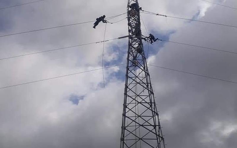 Personal certificado en torre de alta tensión 132 kV